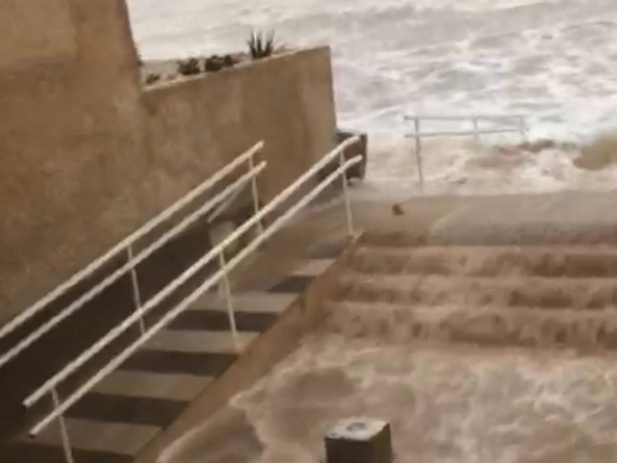 Desalojos de viviendas en dos zonas de playa en Oliva