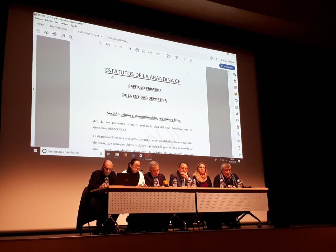Los directivos de la Arandina durante la asamblea celebrada en el Centro Cultural Caja de Burgos.