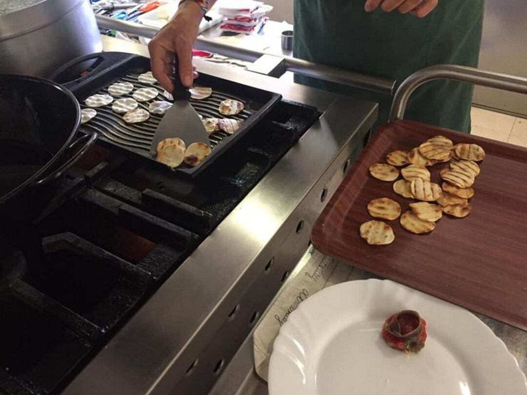 Preparativos en la cocina del CAI de Gandia