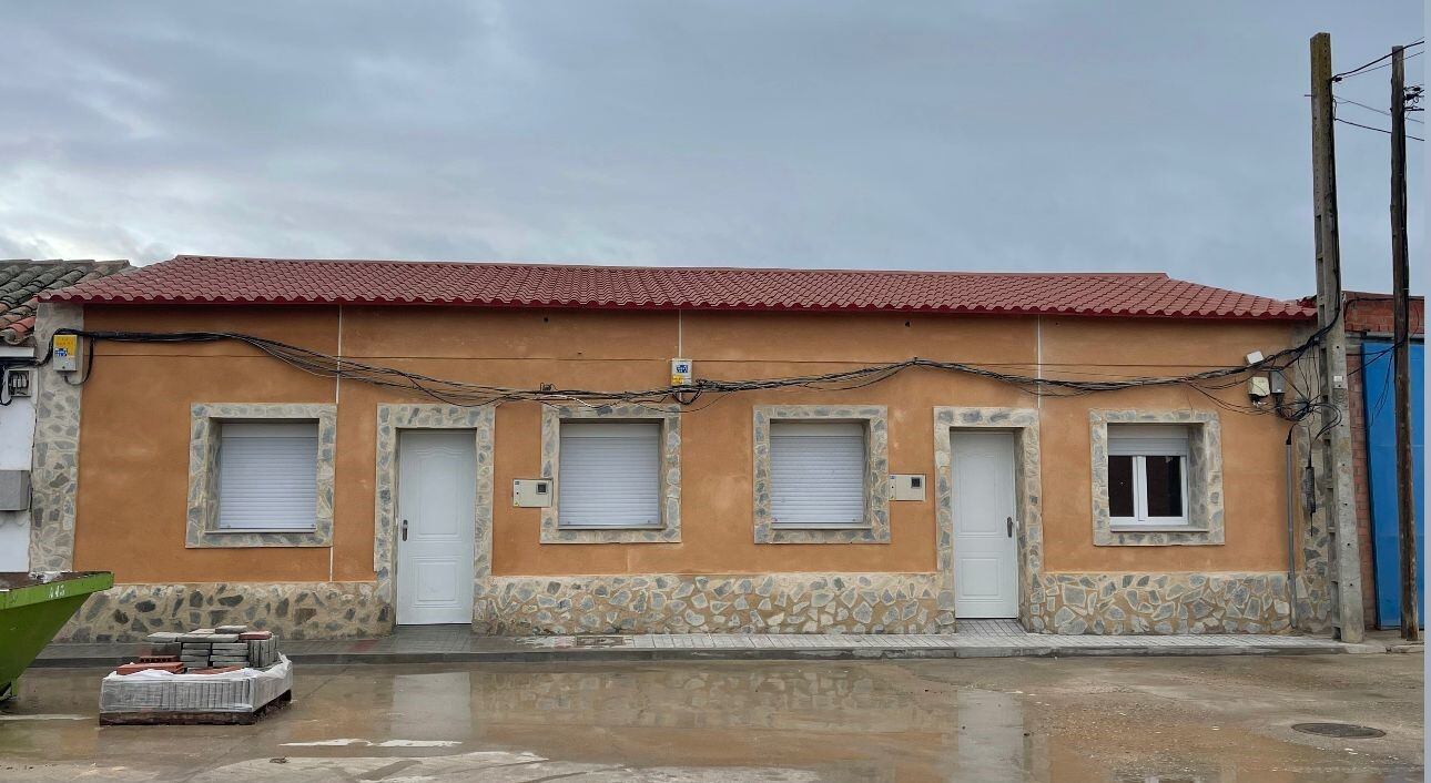 Fachada de las dos viviendas que en breve se entregarán en Bobadilla del Campo