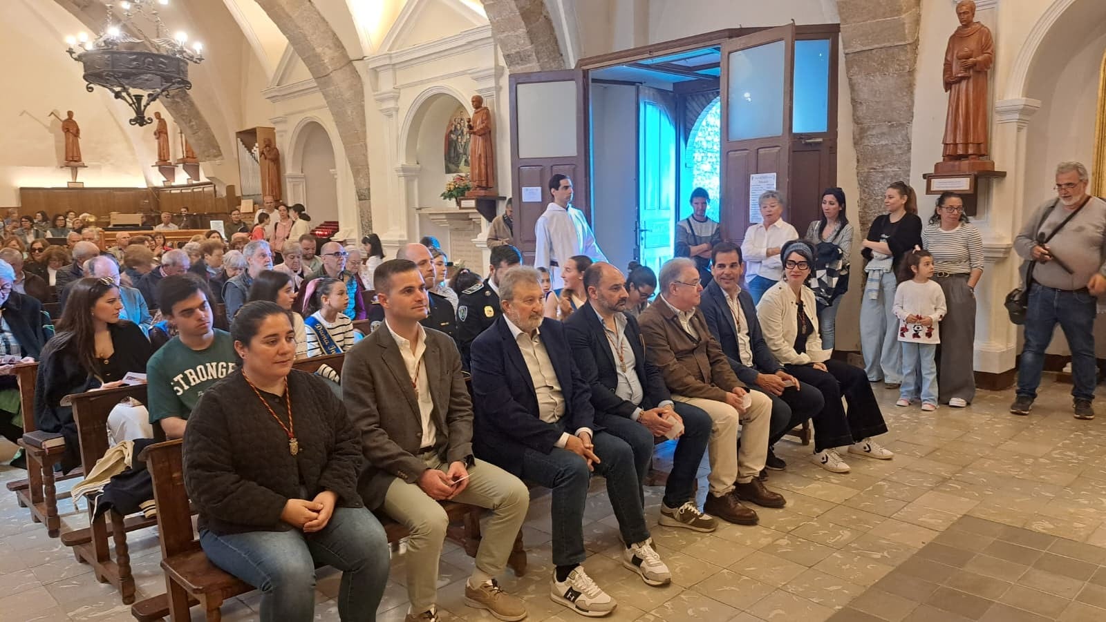 Numerosa público asistió a la Santa Misa en el Monasterio de El Pueyo