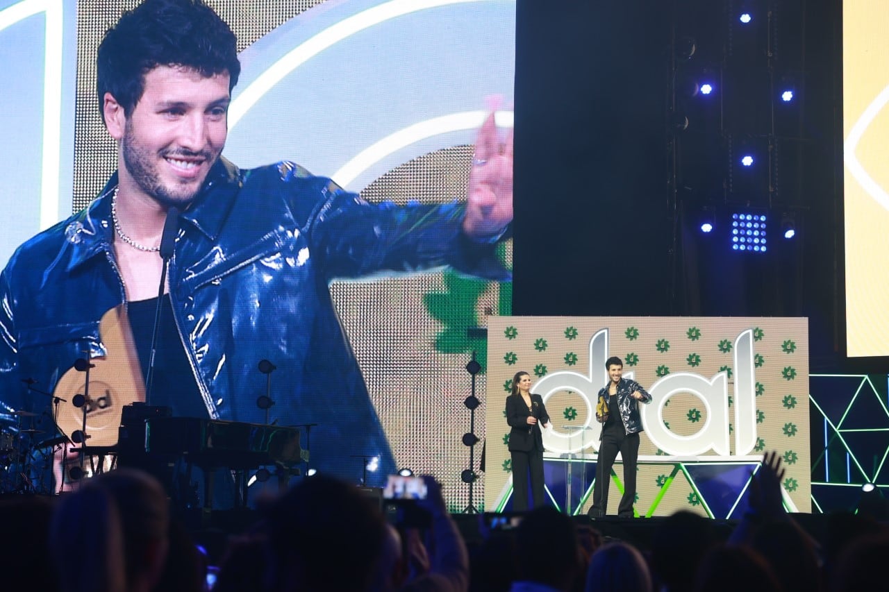 Sebastian Yatra recoge el Premio Dial