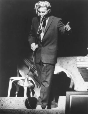 Jerry Lee Lewis durante una actuación en Los Ángeles en 1957