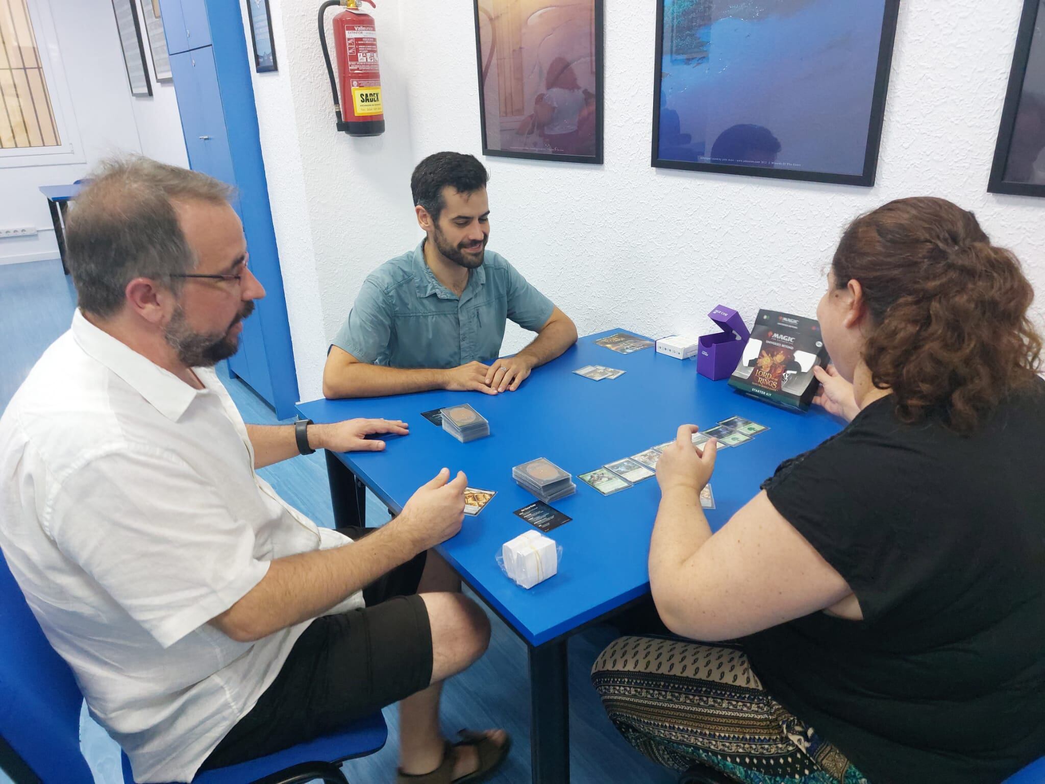 Raül Rabionet explica a dos jugadors principiants les normes bàsiques del joc.