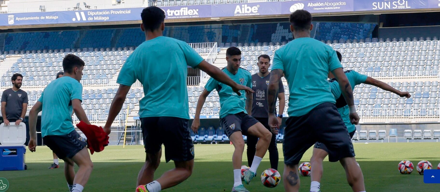 Roberto toca el balón en el entrenamiento del jueves