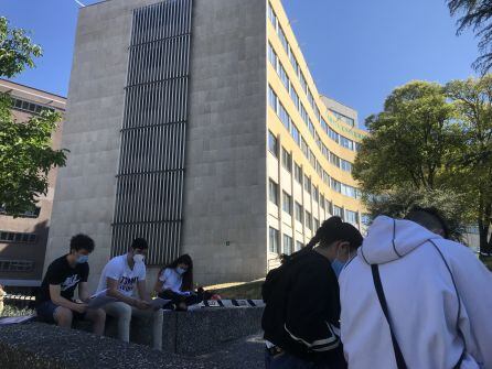 Los alumnos a las puertas del campus de Ponferrada