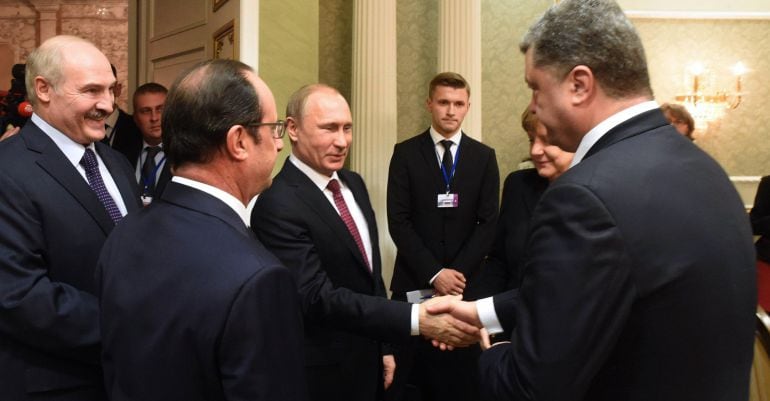 Vladimir Putin le da la mano a su homólogo ucraniano, Petro Poroshenko, delante de Merkel y Hollande