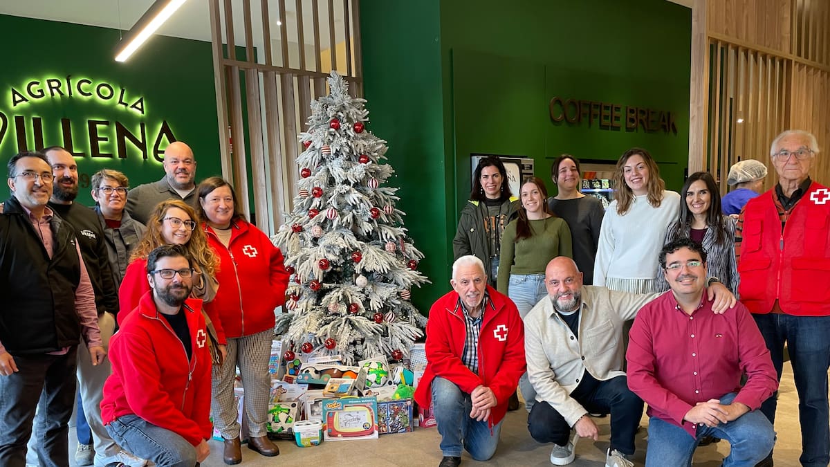 Agrícola Villena entrega a Cruz Roja Villena los juguetes donados por su plantilla