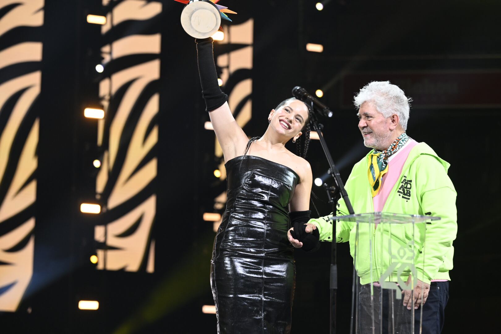 Rosalía y Pedro Almodóvar en Los40 Music Awards