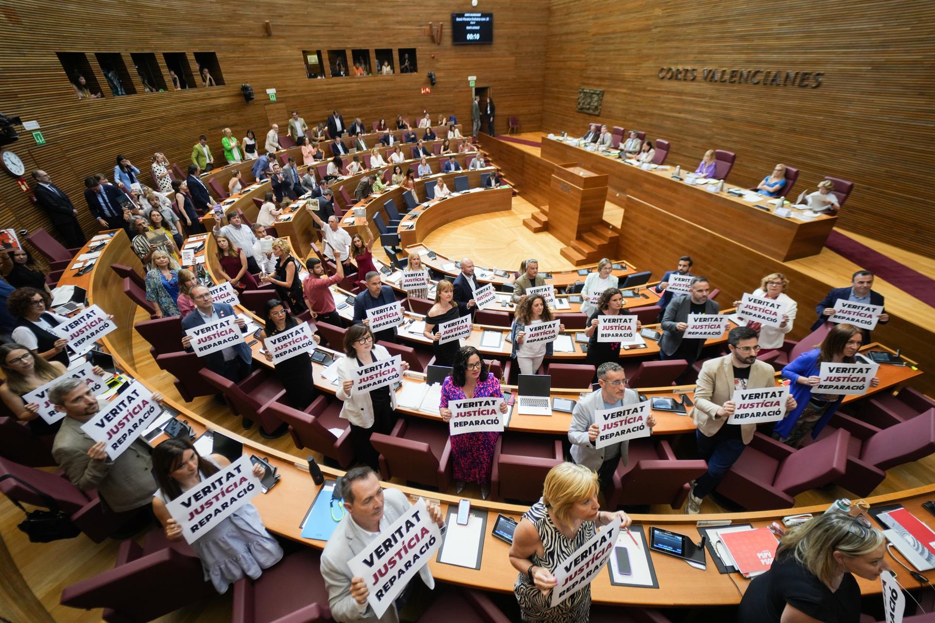 PP y Vox aprueban en las Corts Valencianes su Ley de Concordia frente a carteles de la oposición de &quot;verdad, justicia y reparación&quot;