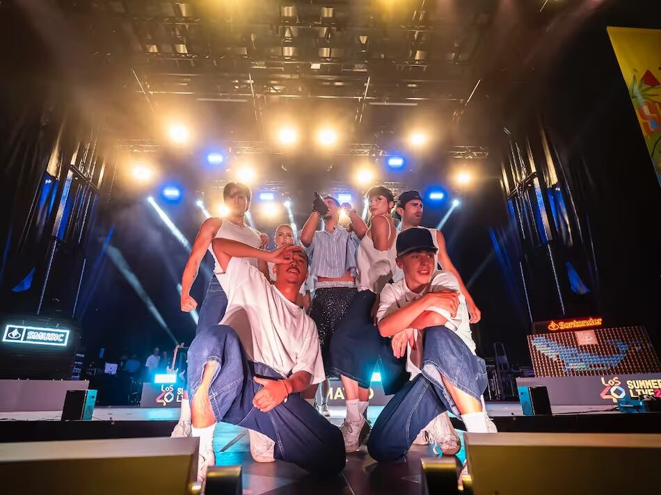 Abraham Mateo en 'LOS40 Summer Live' con sus bailarines / Pablo Requejo