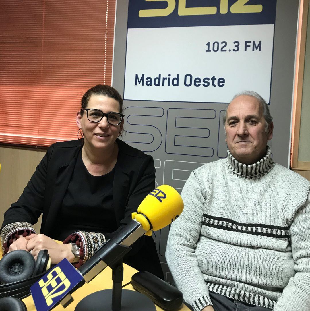 Maribel Sánchez Mira, trabajadora social de la OMDDV de Móstoles y Jesús Martínez, vecino de la ciudad