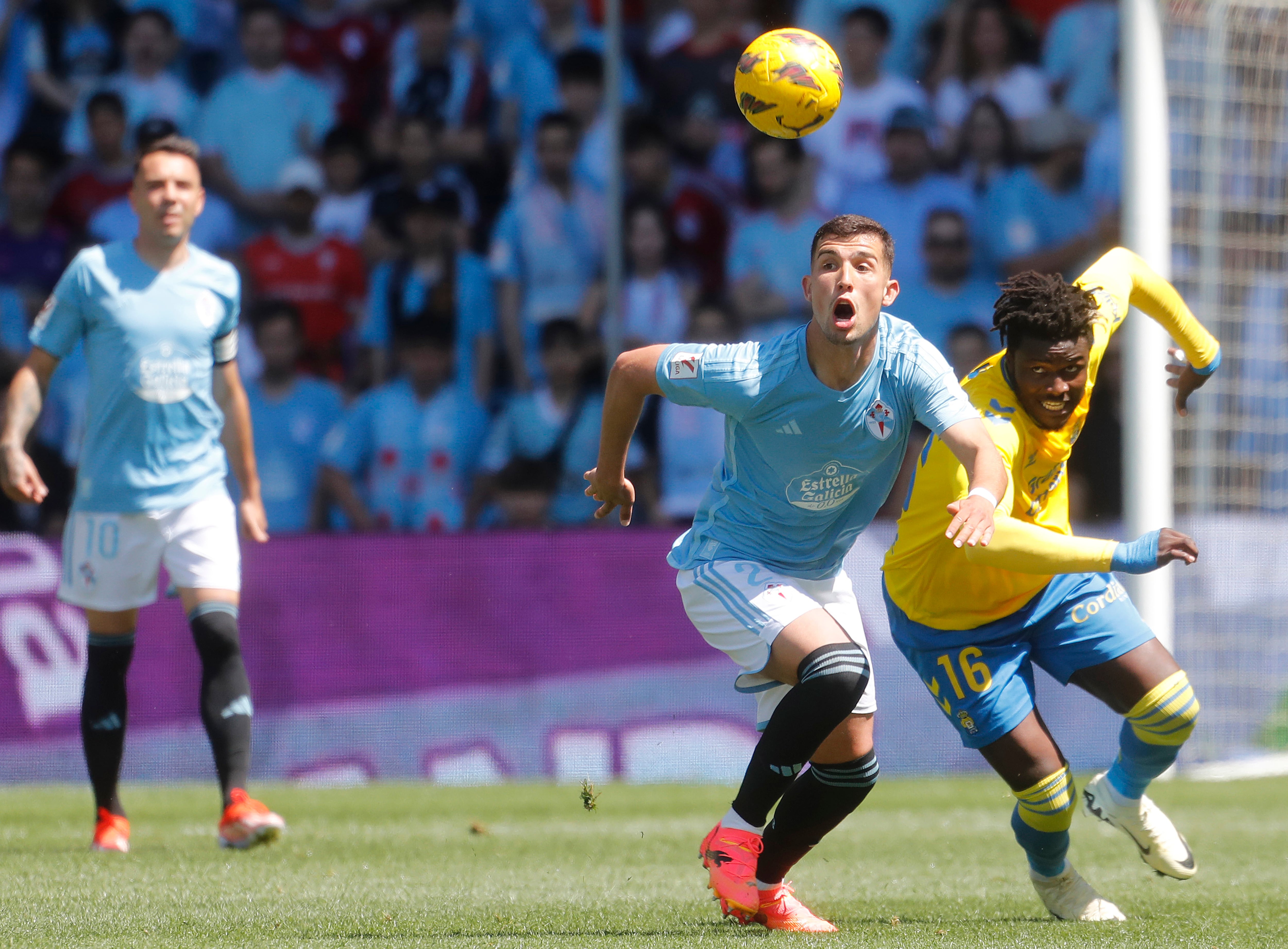 Vigo (Pontevedra) 20/04/2024.- El jugador del Celta de Vigo Carlos Domínguez pugna por un balón con el jugador del Las Palmas Sory Kaba (d) durante el partido de Liga celebrado este sábado en el estadio Balaídos de Vigo. EFE / Salvador Sas
