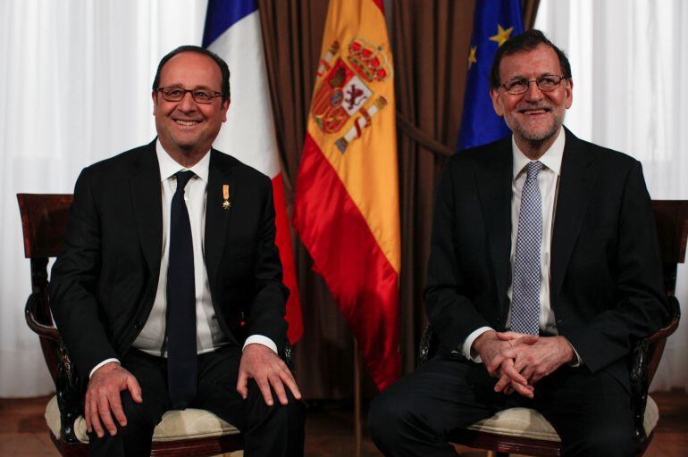 El presidente francés Francois Hollande con Mariano Rajoy, este lunes en Málaga