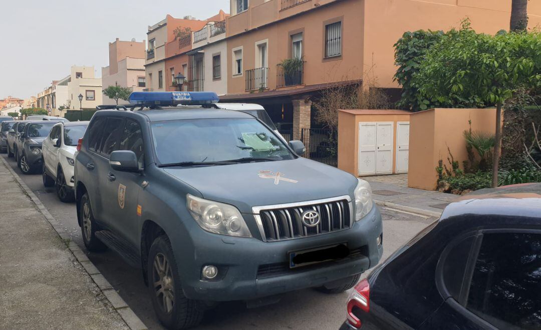 Una de las unidades de la Guardia Civil en el operativo de este martes en Estepona (Málaga)