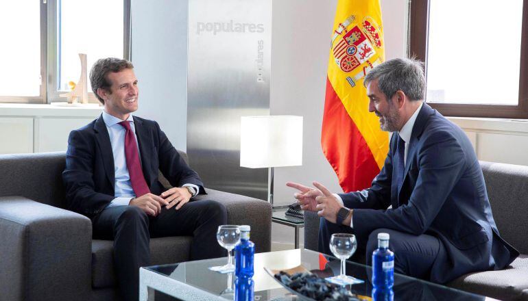 El presidente del Gobierno de Canarias, Fernando Clavijo, y Pablo Casado durante su encuentro en la sede del PP. 