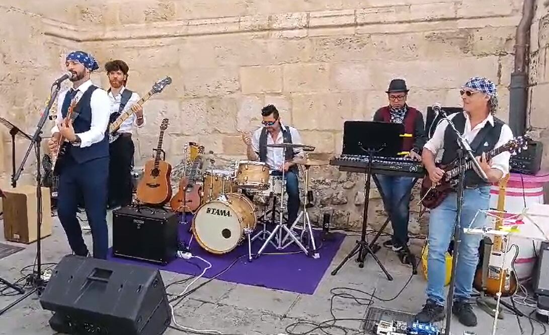 Imagen de archivo de una actuación callejera del grupo arandino &#039;The Buskers&#039;