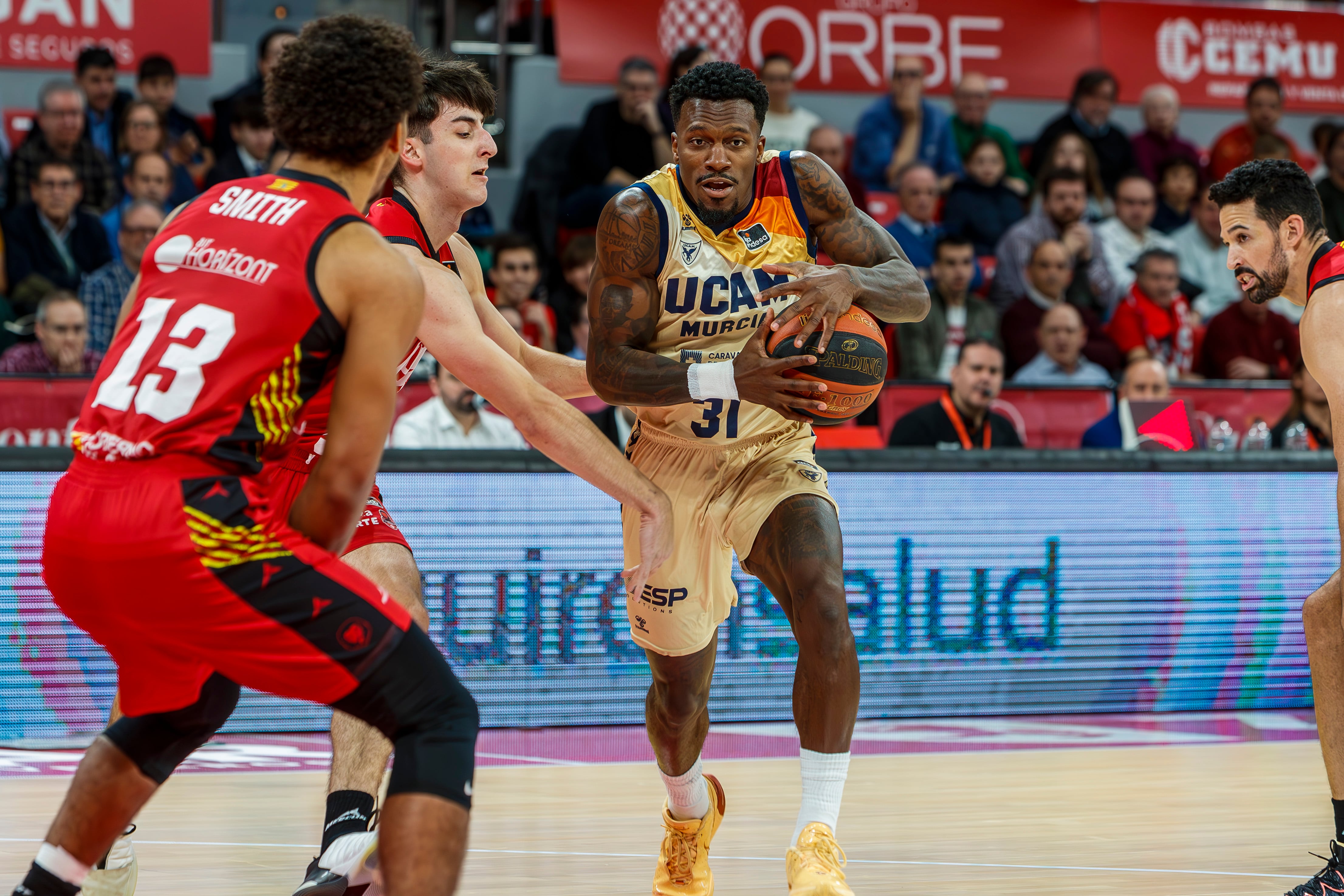 ZARAGOZA, 01/12/2023.- El base canadiense del UCAM Murcia Dylan Ennis (d) intenta superar a varios rivales dle Casademont Zaragoza, durante el partido de la Liga Endesa de baloncesto que se disputa este sábado en Zaragoza. EFE/ Javier Belver
