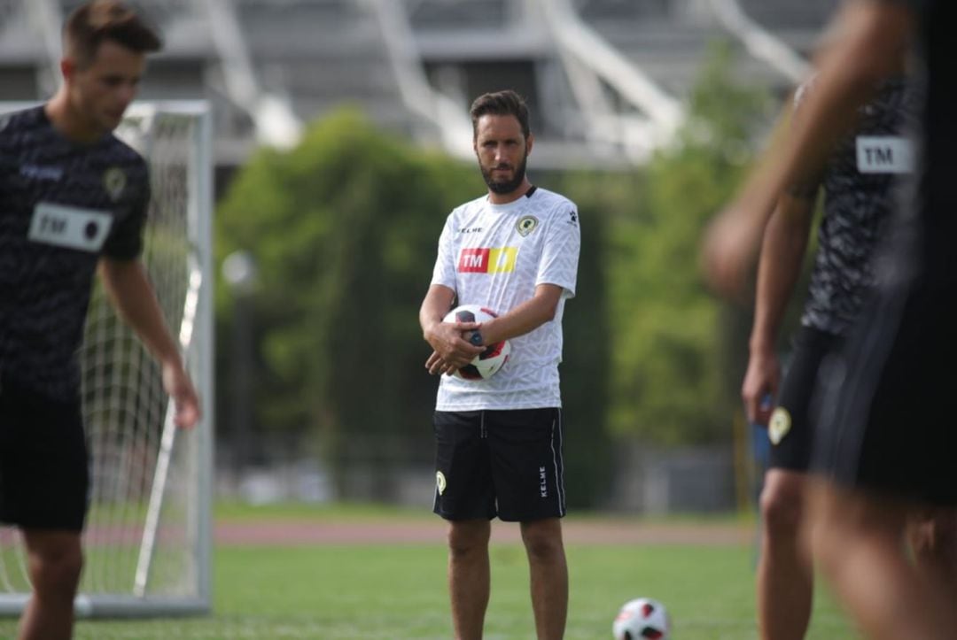 Planagumà da instrucciones a los jugadores del Hércules CF