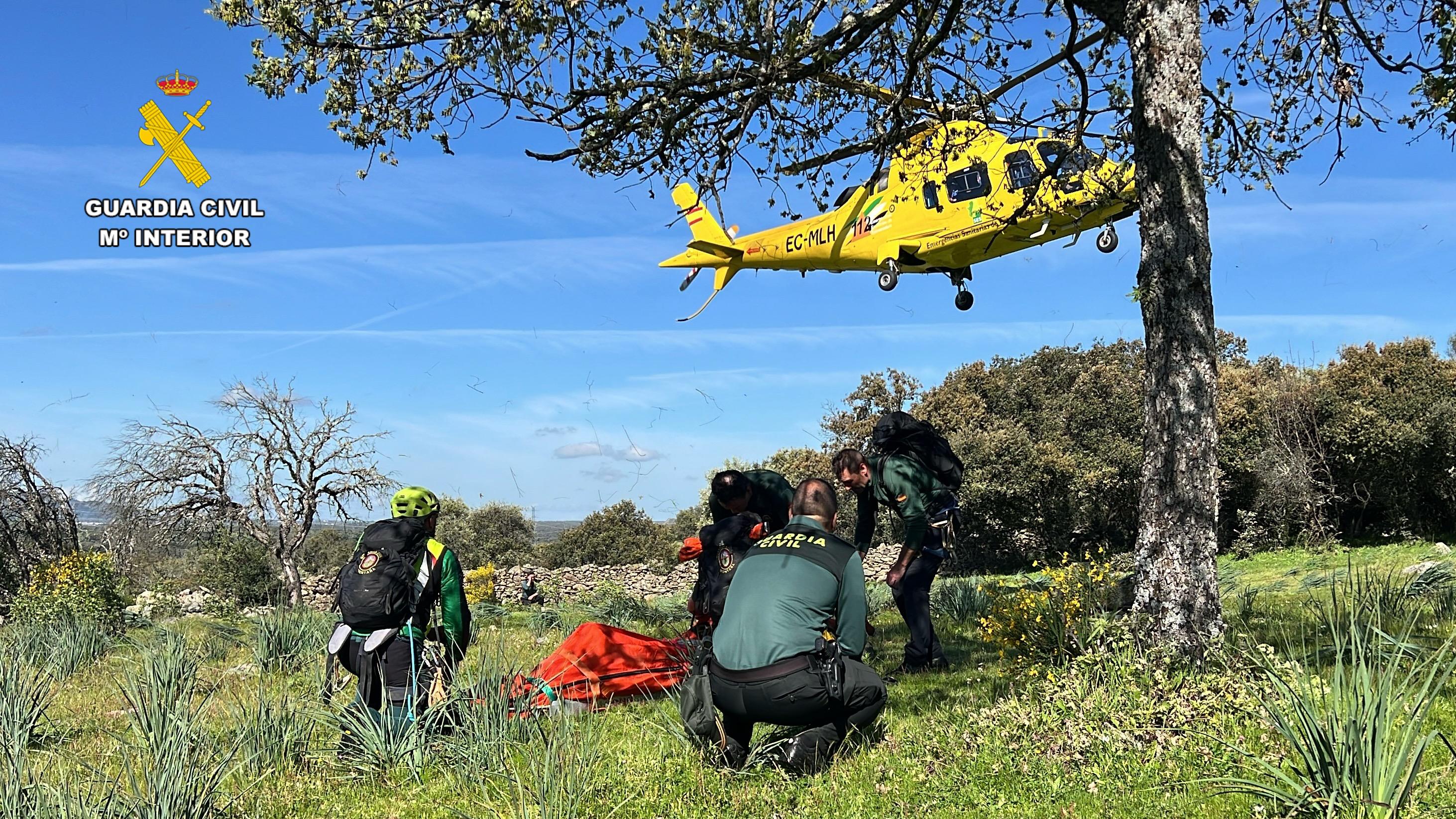 Momento del rescate de Luis Fernández, vecino de Zarza de Montánchez (Cáceres)
