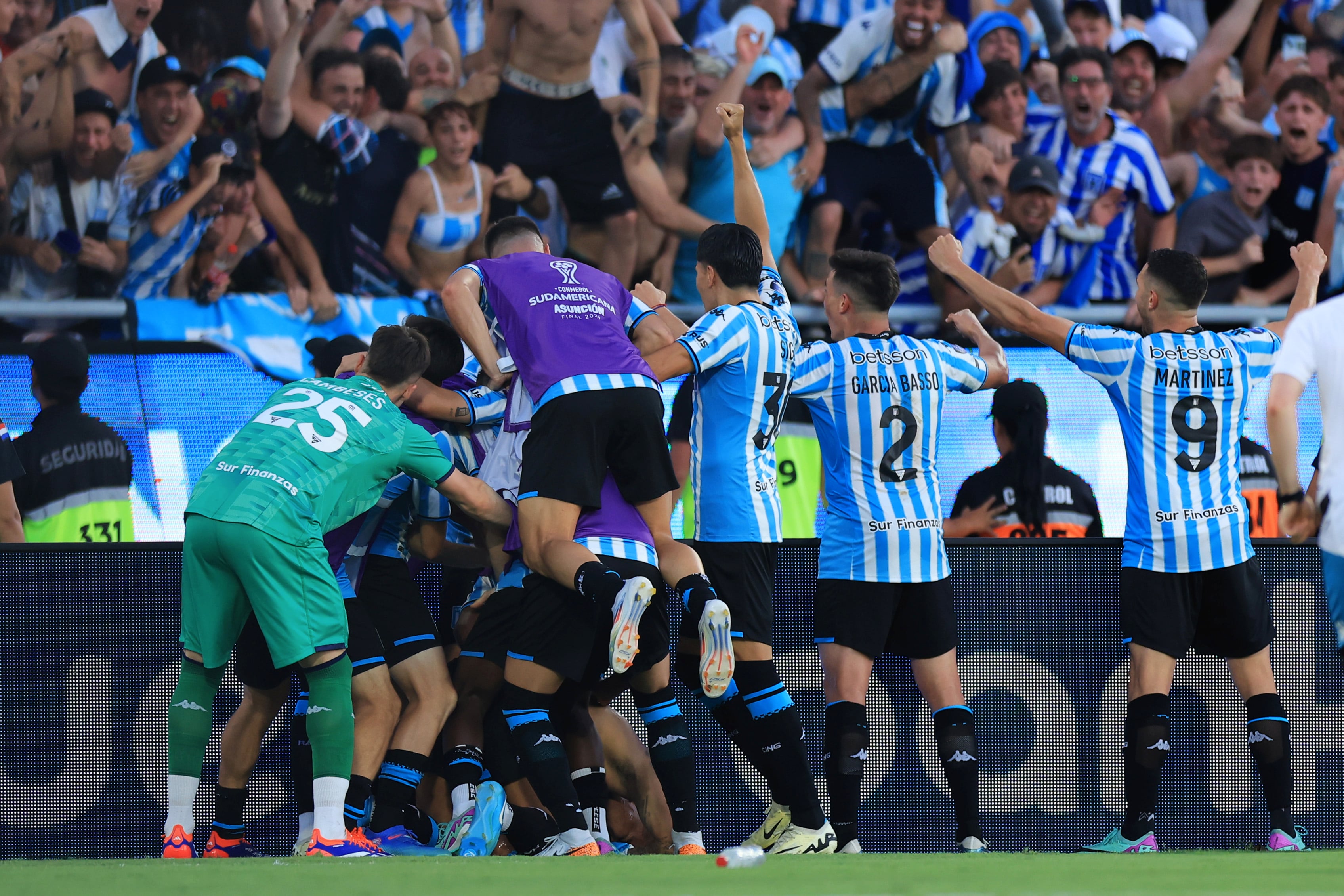 El Racing Club celebra la Copa CONMEBOL Sudamericana 2024 Final contra el Cruzeiro de Brasil