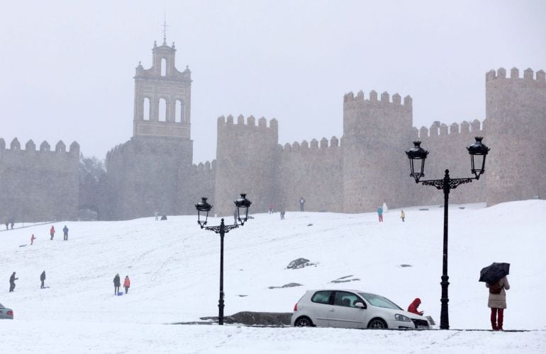 La nieve caída en la provincia de Ávila desde ayer ha hecho que la Diputación abulense haya activado el dispositivo de vialidad invernal.