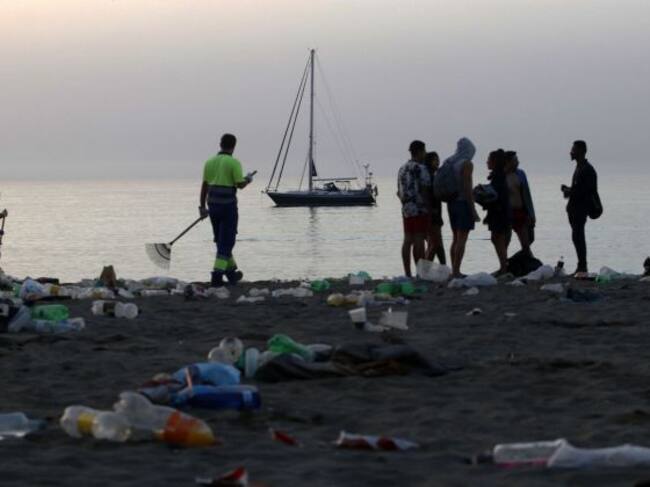 Limpieza de la playa de La Malagueta tras las fiestas de San Juan.
