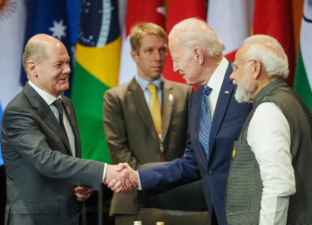 El Canciller alemán, Olaf Scholz, Joe Biden, y el Primer Ministro de la India Narendra Modi, en la Cumbre del G20 en Bali. (Photo by Kay Nietfeld/picture alliance via Getty Images)