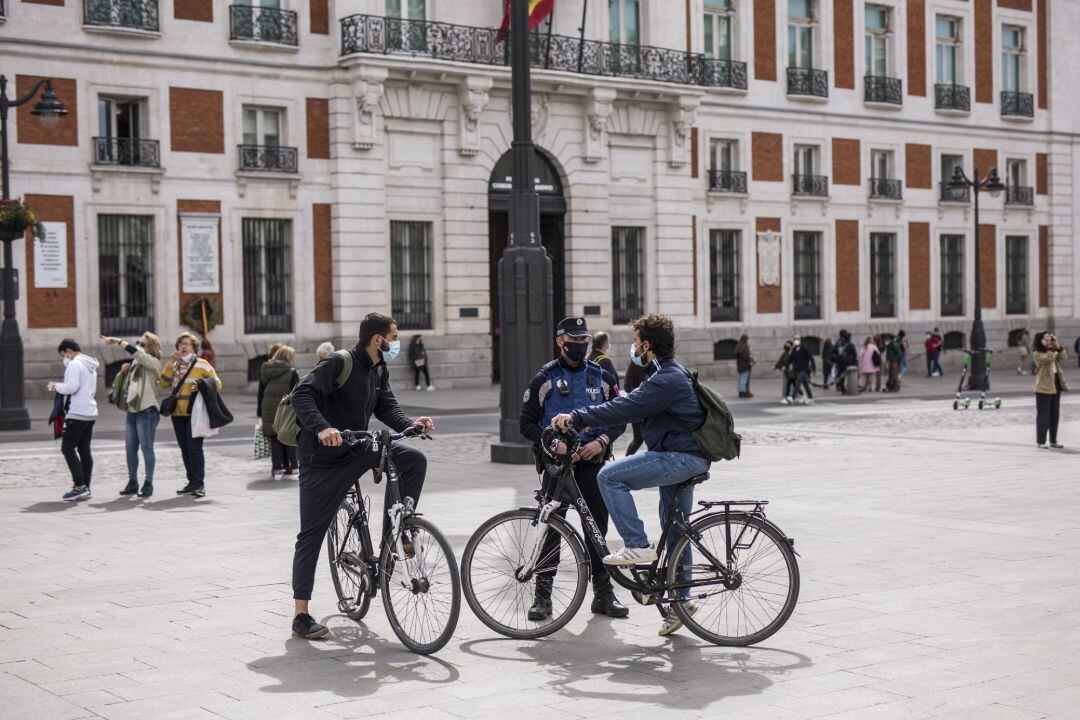 Varias personas en la puerta del Sol, en Madrid (España), a 26 de marzo de 2021