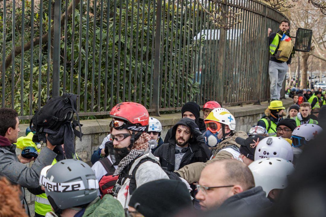 Según fuentes policiales el hombre cogió una granada lacrimógena lanzada por los antidisturbios con la intención de reenviarla contra los agentes