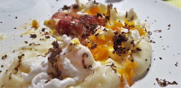 Ou escalfat amb parmentier de creïlla, pernil i tòfona