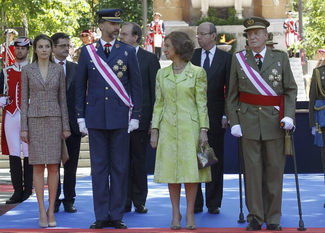 Los reyes, Juan Carlos y Sofía, acompañados por los príncipes de Asturias, Felipe y Letizia, presiden el acto de homenaje a los que dieron su vida por España, organizado por el Ministerio de Defensa en el marco del Día de las Fuerzas Armadas en la plaza d