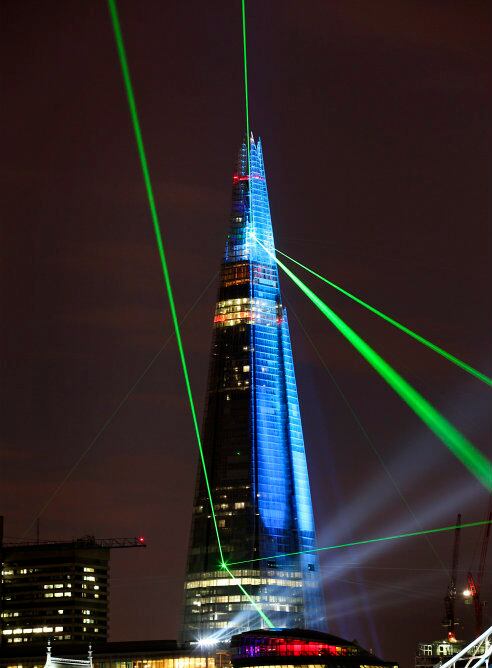 Todo un espectáculo contemplar las luces verdes que salían de la torre más alta de Europa.