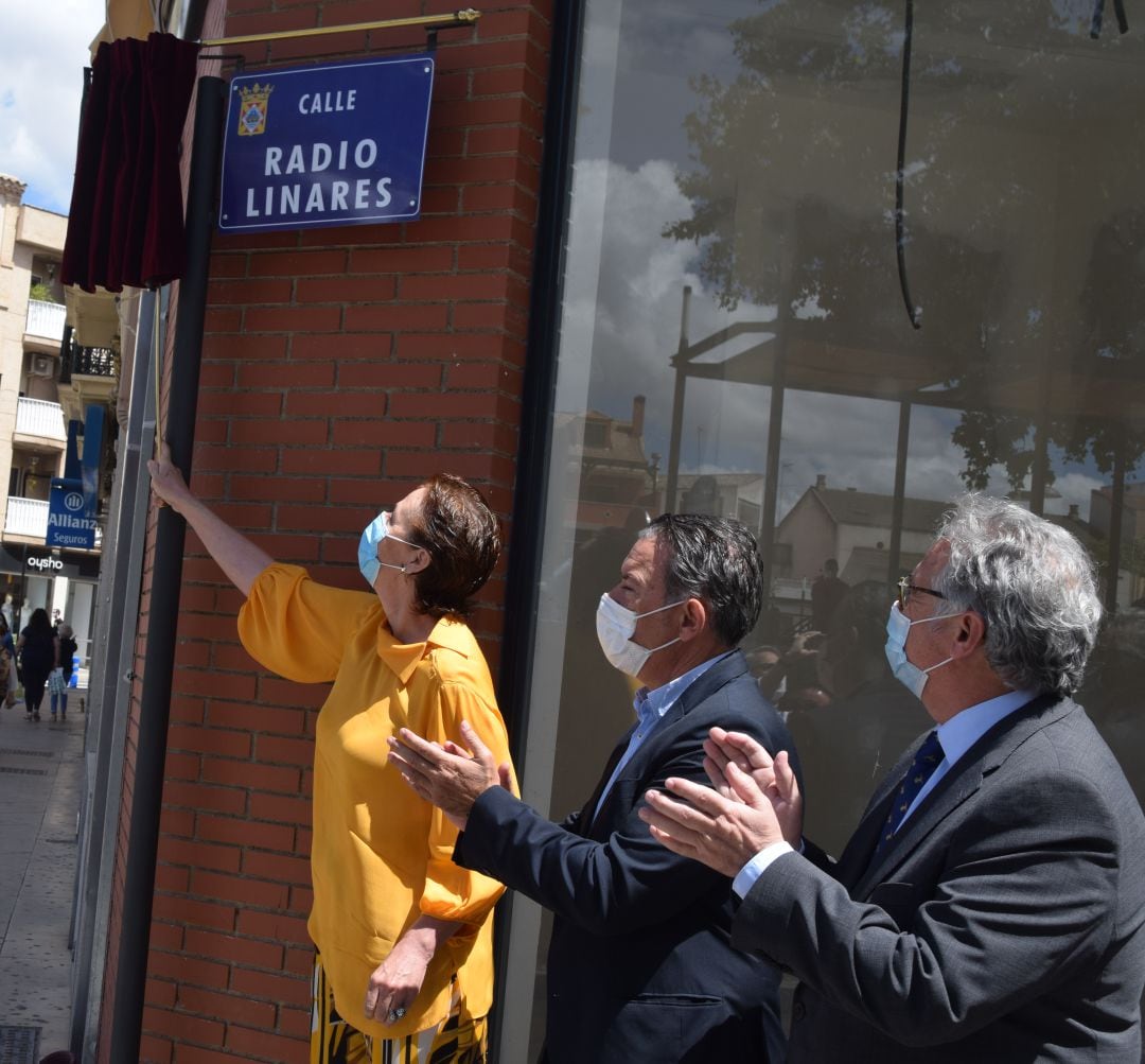 Isabel María Sánchez, directora de Radio Linares, descubre la placa de la nueva calle. Junto a ella el alcalde, Raúl Caro, y el director de la Cadena Ser Andalucía, Antonio Yélamo.