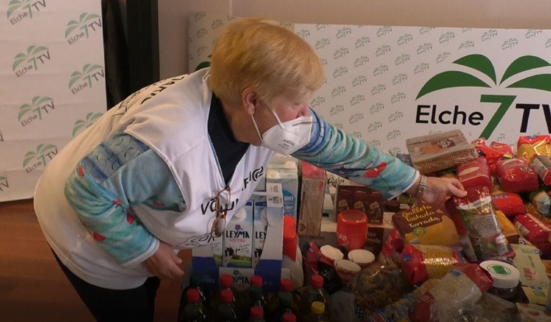 Una voluntaria de Conciénciate organiza los alimentos que han donado