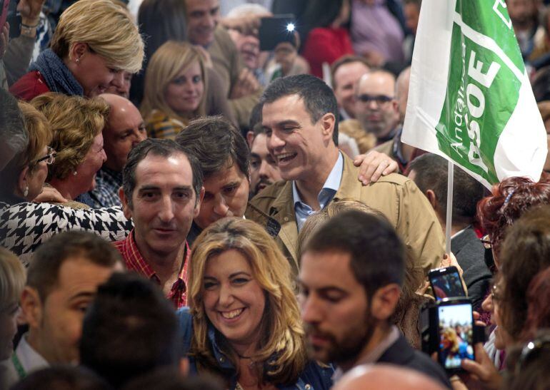 El secretario general del PSOE, Pedro Sánchez, y la presidenta de la Junta de Andalucía y secretaria general del PSOE andaluz, Susana Díaz, a su llegada al acto electoral celebrado en Jaén.