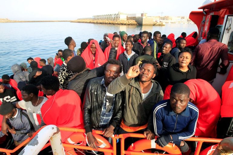 Inmigrantes rescatados, llegando al puerto de Tarifa