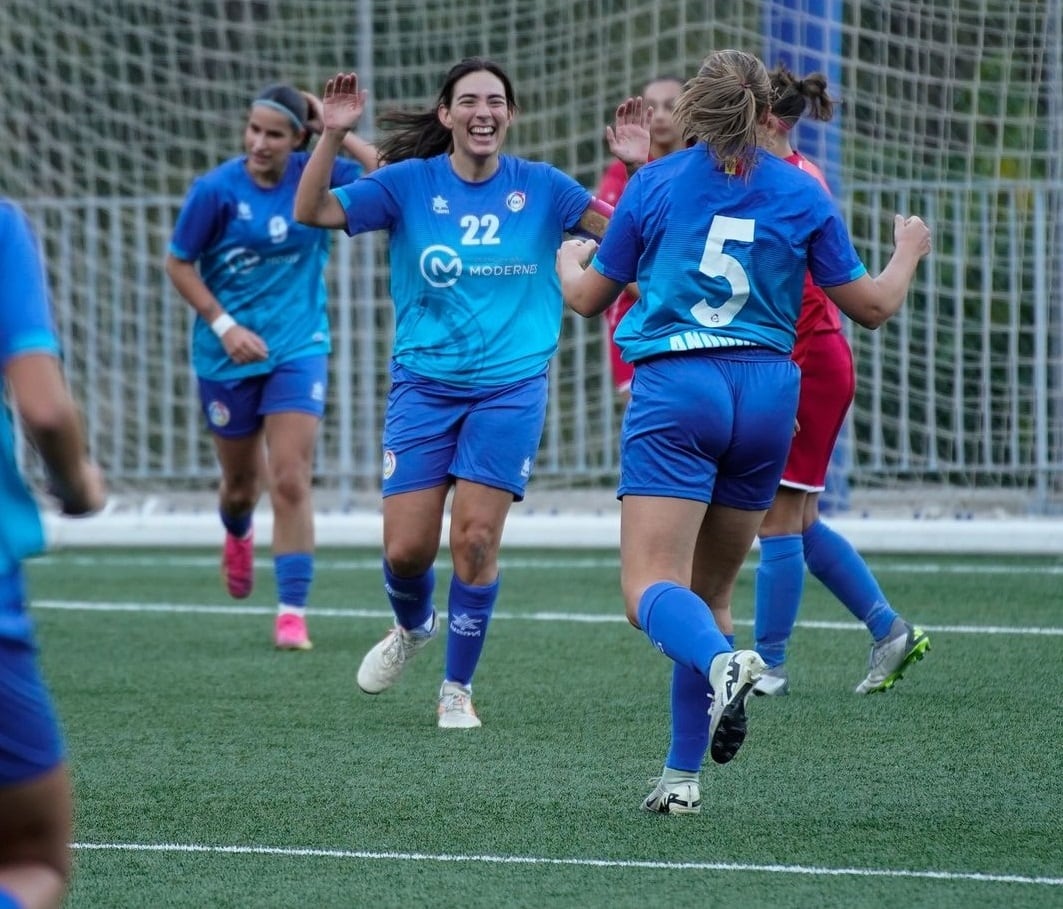 Mimi Tizón saluda Francesca Curteis després de marcar un gol durant el partit de l&#039;Enfaf Sènior A davant el Cambrils al que van golejar per 8 a 3 el passat cap de setmana.