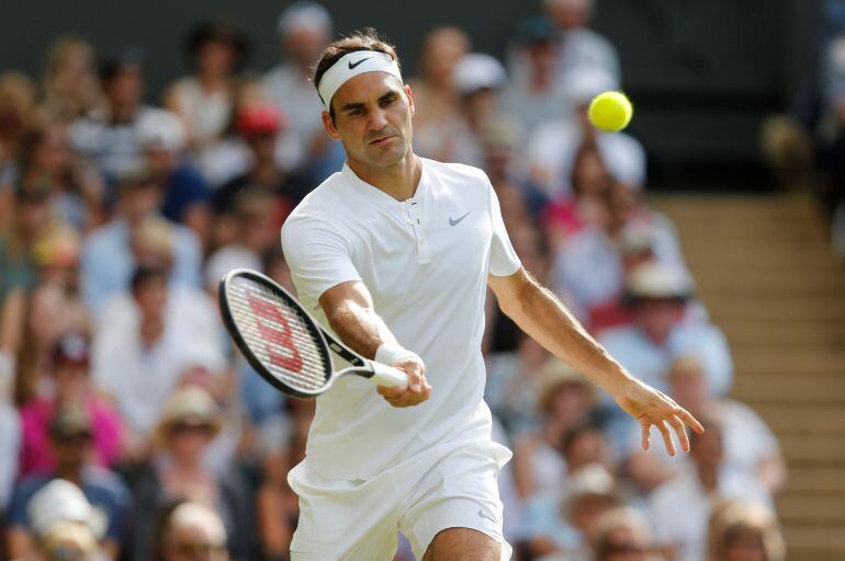 Federer devuelve una bola en Wimbledon