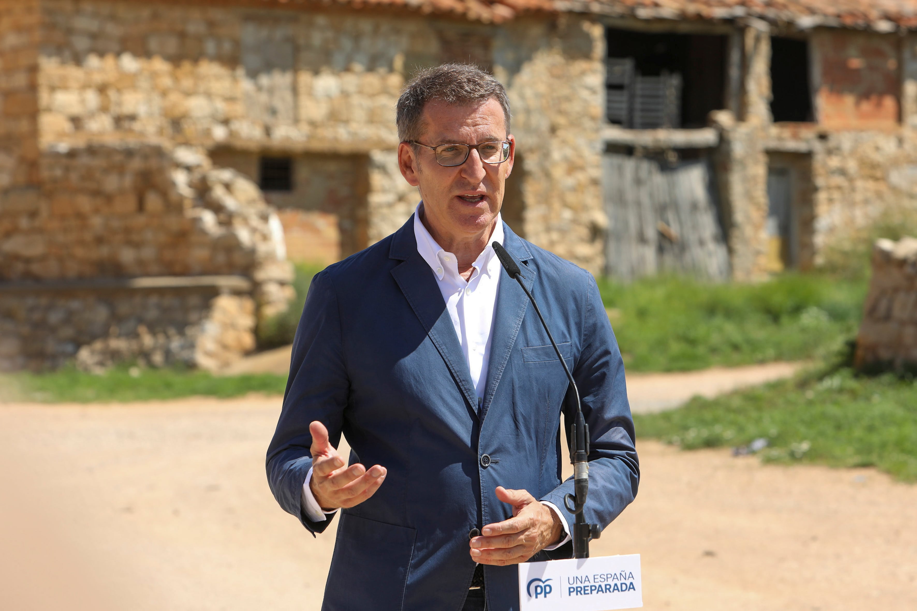 El presidente del PP, Alberto Núñez Feijóo, en Celadas, un pueblo de la provincia de Teruel de 362 habitantes