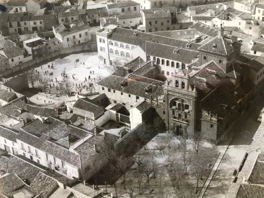 Iglesia y colegio de la Santísima Trinidad de Alcázar de San Juan en los años 60