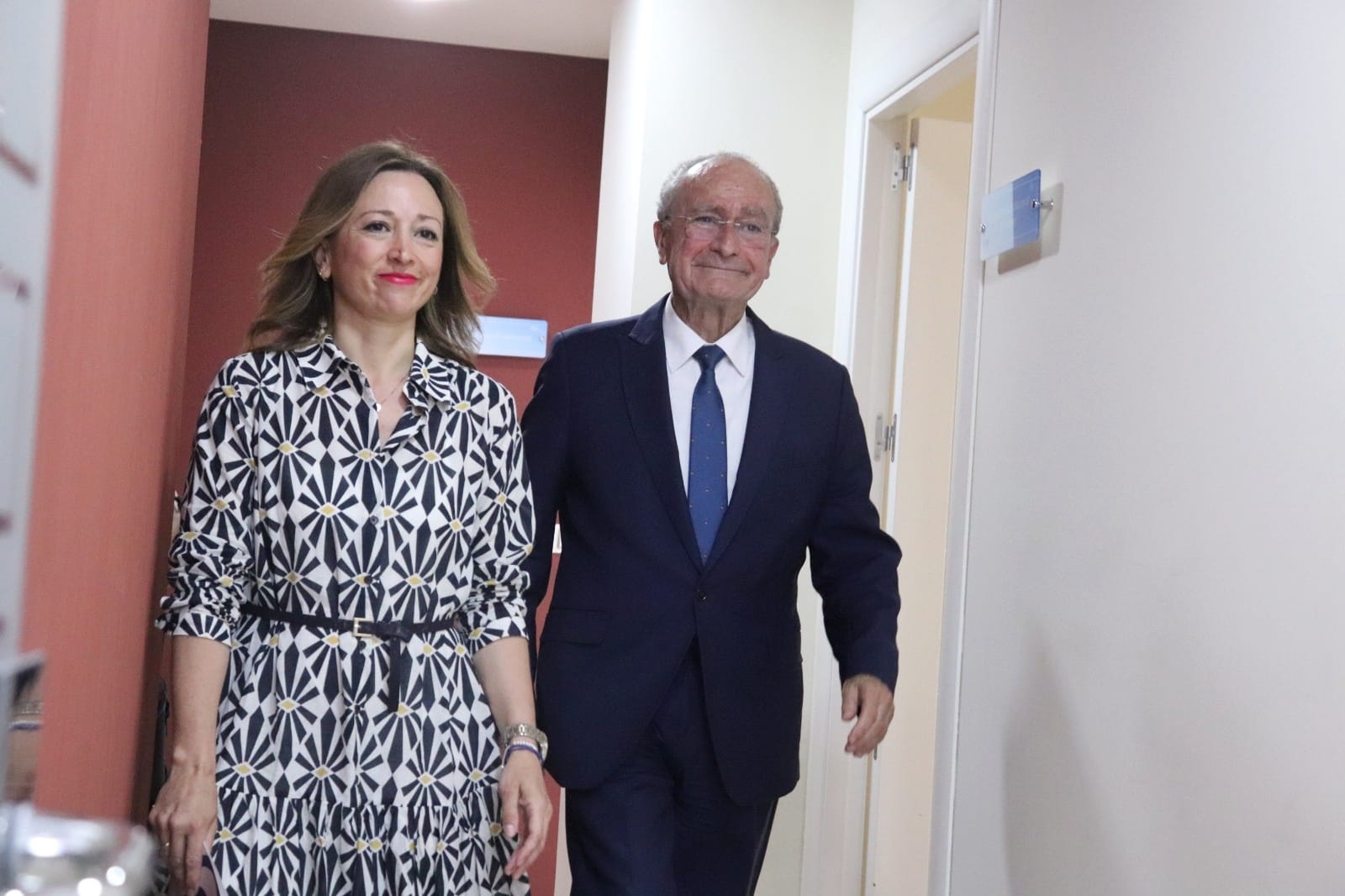 La presidenta provincial del PP, Patricia Marín, y el alcalde y candidato a la reelección, Francisco de la Torre, en la sede de los populares minutos antes de anunciar la candidatura en la capital a las elecciones municipales de mayo 2023. Partido Popular.