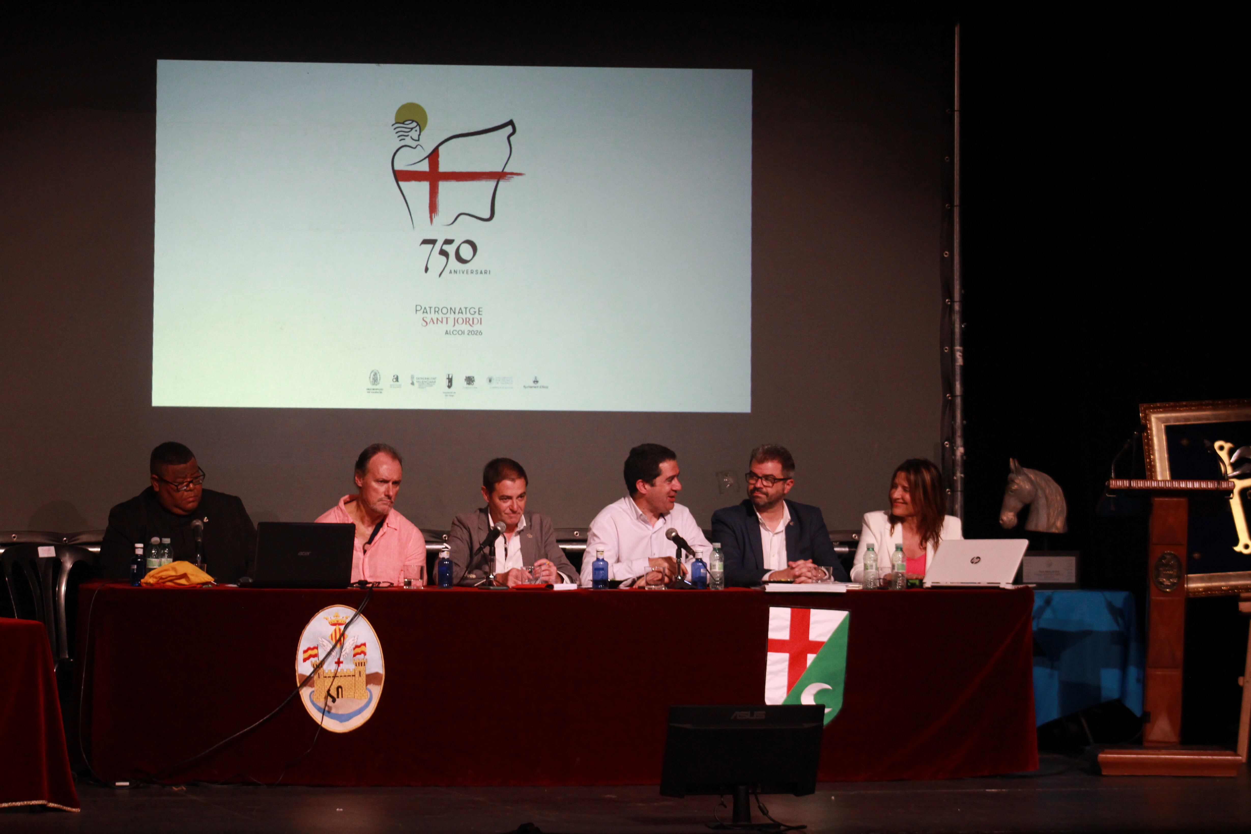 Un momento de la presentación de la identidad visual del 750 aniversario del Patronazgo de San Jorge en Alcoy.
