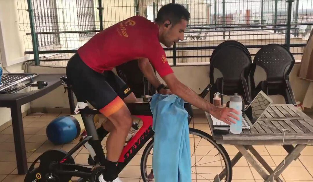 Emilio Martín, entrenando en su casa durante la cuarentena.