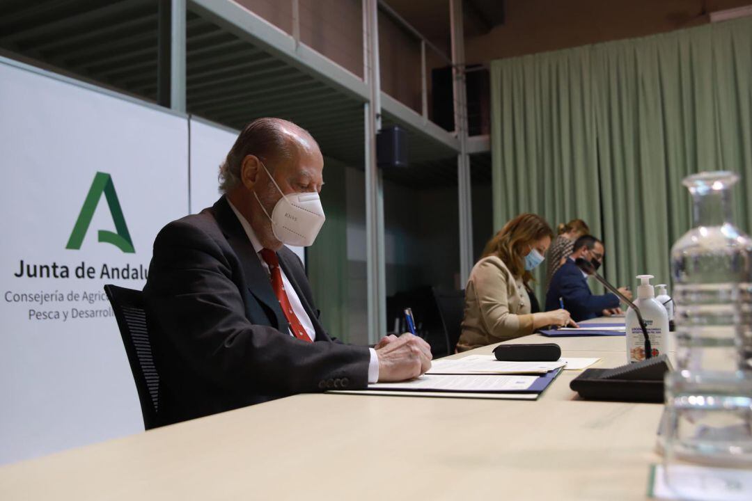 Firma del convenio para la construcción de las estaciones depuradoras. 