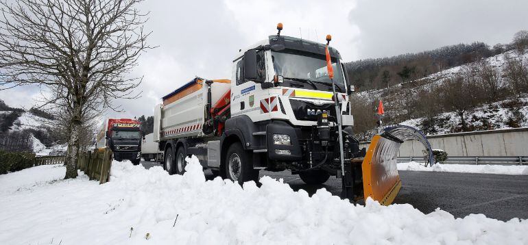 Un camión quitanieves ircula por la autovía A-15 que une Gipuzkoa con Navarra