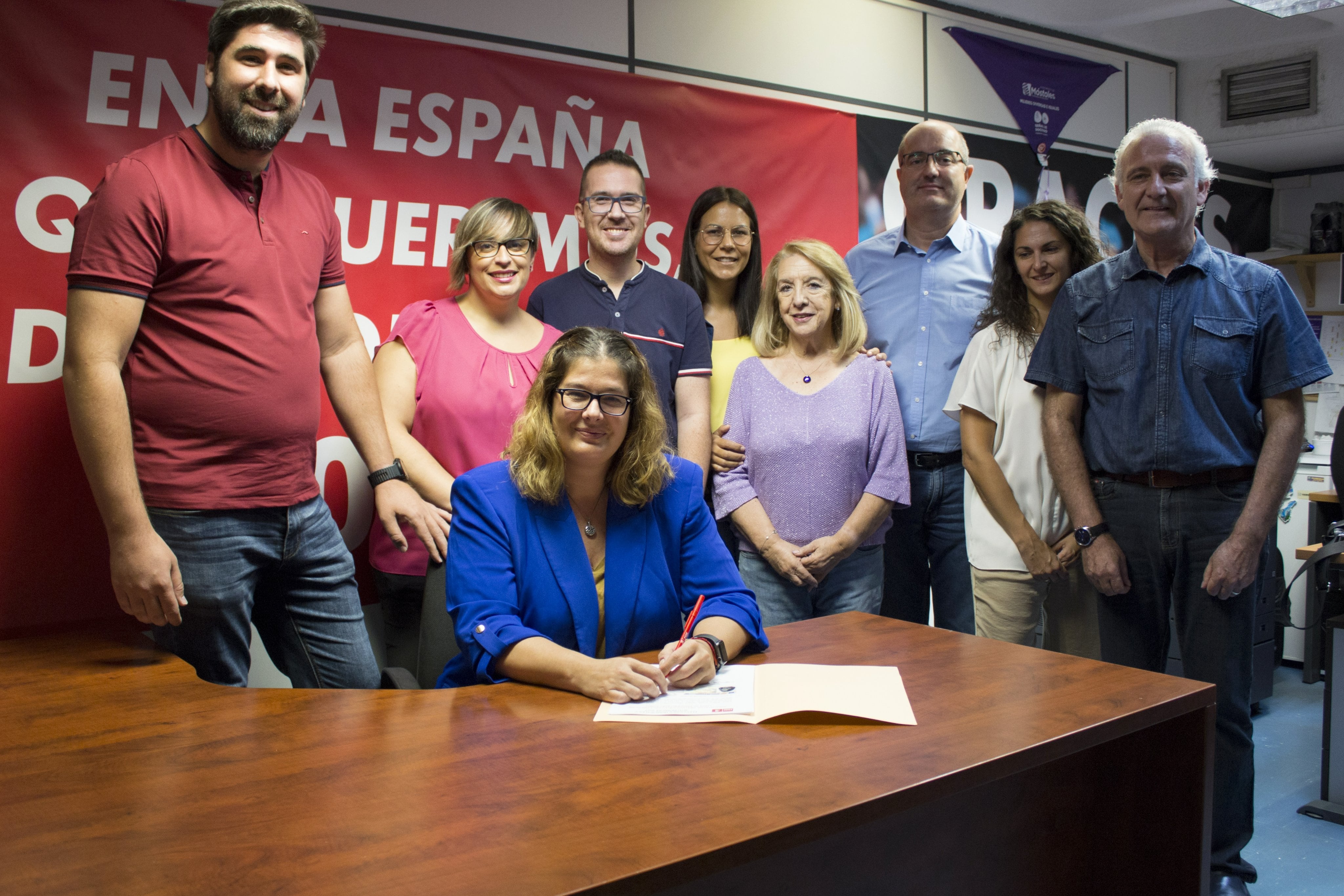 Noelia Posse firmando la documentación relativa a la candidatura para su reelección como alcaldesa en 2023