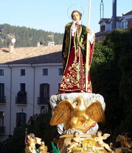 Imagen de San Juan Evangelista, obra de Marco Pérez, desfilando en el amanecer del Viernes Santo por las calles de Cuenca.