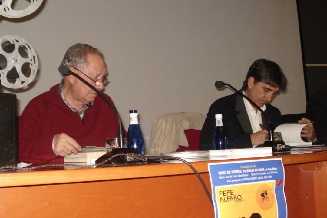 Gonzalo Pelayo (izquierda) junto a Pepe Alfaro en la presentación de un libro sobre los cines de Cuenca.