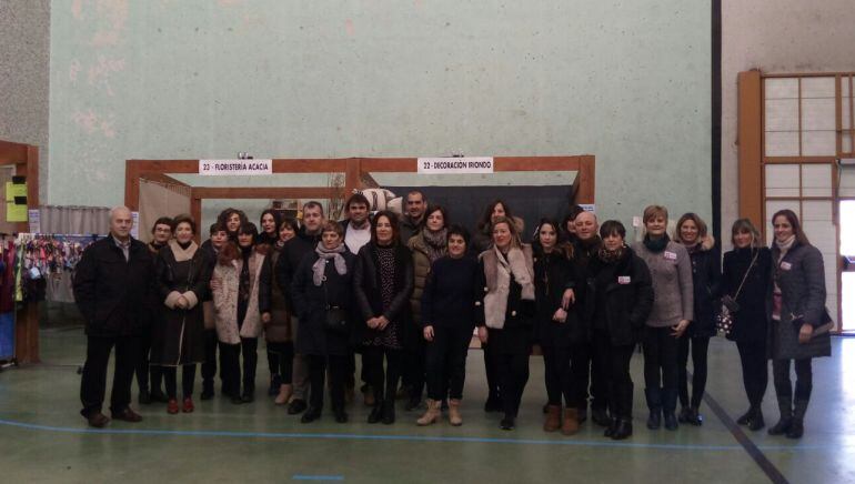 Comerciantes participantes junto a la representación municipal en inauguración de la Feria del Stock